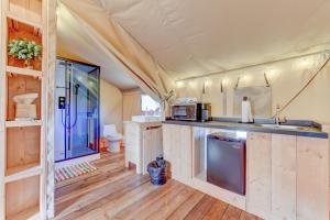 Kuchyň nebo kuchyňský kout v ubytování Glamping Escape with Fire Pit on Winery