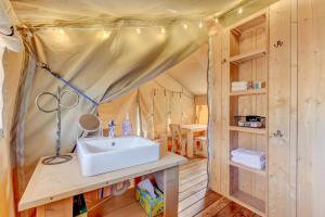 Postel nebo postele na pokoji v ubytování Glamping Escape with Fire Pit on Winery