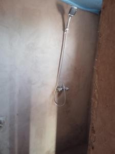 un cabezal de ducha en la pared de un baño en Green Camp Sahara, en Mhamid