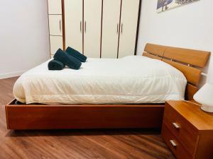 1 dormitorio con 2 almohadas en Elegant Apartment Villa Bianca, en Roma