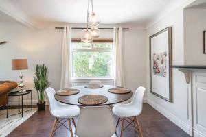 Posezení v ubytování Boho Inspired NOTL Wine Country Private Home for 2
