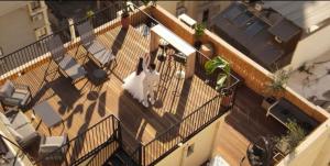 una vista sul soffitto di un balcone di una casa di Roof Top 3 Floors a Netanya