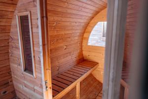 una sauna con banco en una cabaña de madera en Marina KARO, en Brzeźno Szlacheckie