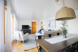 una sala de estar con una mesa y un sofá en 4 br Lakehouse, Fire Pit, King Beds, Bunk room, en Lake Orion 27 fotos más