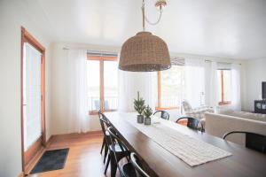 Un comedor con mesa y sillas en 4 br Lakehouse, Fire Pit, King Beds, Bunk room, en Lake Orion