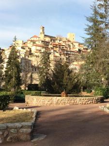 un grand bâtiment au sommet d'une colline dans l'établissement Appartement Cortal, à Vernet-les-Bains