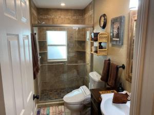un bagno con doccia, WC e lavandino di StockYards!-1 block away ! Cowboy Cottage sleeps 9 a Fort Worth Altre 43 foto