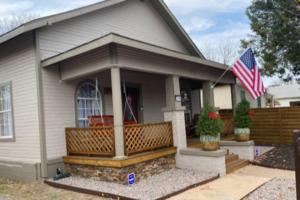 une maison avec une terrasse couverte drapeau américain dans l'établissement StockYards!-1 block away ! Cowboy Cottage sleeps 9, à Fort Worth