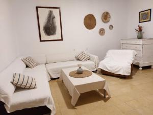 - un salon avec un canapé blanc et une table dans l'établissement L'Escala - Pintor Massanet, à L'Escala