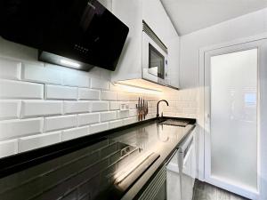 Kuchyň nebo kuchyňský kout v ubytování Apartamento de lujo con piscina y vistas al mar en Torrevieja
