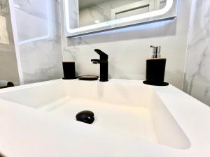 Koupelna v ubytování Apartamento de lujo con piscina y vistas al mar en Torrevieja