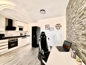 Kuchyň nebo kuchyňský kout v ubytování Apartamento de lujo con piscina y vistas al mar en Torrevieja + 22 fotografií