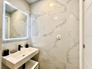 Koupelna v ubytování Apartamento de lujo con piscina y vistas al mar en Torrevieja