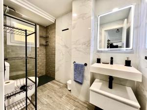 Koupelna v ubytování Apartamento de lujo con piscina y vistas al mar en Torrevieja