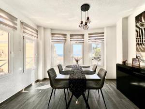 Posezení v ubytování Apartamento de lujo con piscina y vistas al mar en Torrevieja