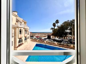Bazén v ubytování Apartamento de lujo con piscina y vistas al mar en Torrevieja nebo v jeho okolí