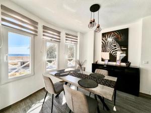 Posezení v ubytování Apartamento de lujo con piscina y vistas al mar en Torrevieja