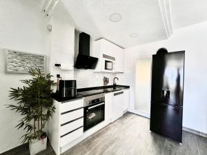 Kuchyň nebo kuchyňský kout v ubytování Apartamento de lujo con piscina y vistas al mar en Torrevieja