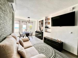TV a/nebo společenská místnost v ubytování Apartamento de lujo con piscina y vistas al mar en Torrevieja