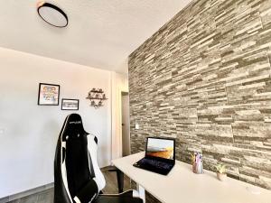 TV a/nebo společenská místnost v ubytování Apartamento de lujo con piscina y vistas al mar en Torrevieja