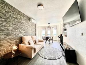 TV a/nebo společenská místnost v ubytování Apartamento de lujo con piscina y vistas al mar en Torrevieja