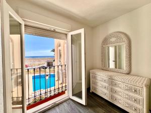 Bazén v ubytování Apartamento de lujo con piscina y vistas al mar en Torrevieja nebo v jeho okolí