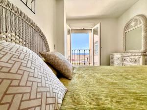 Postel nebo postele na pokoji v ubytování Apartamento de lujo con piscina y vistas al mar en Torrevieja