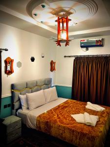 Hôtel Riad Atlas Dades في بومالن: غرفة نوم بسرير كبير بسقف
