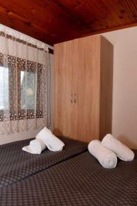 1 dormitorio con 2 almohadas en una cama con ventana en Къща за гости Ленови, en Elena