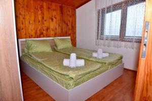 sypialnia z łóżkiem z 2 świecami w obiekcie Къща за гости Ленови w mieście Elena