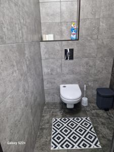 uma casa de banho com um WC branco num quarto em ЖК Актобе Ажары em Aqtöbe