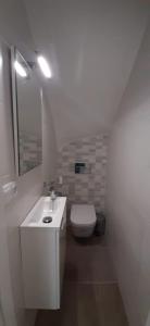 プラヤ・デル・イングレスにあるMaspalomas Oasis Clubの白いバスルーム(トイレ、シンク付)
