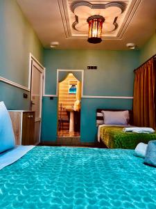 布曼恩的住宿－Hôtel Riad Atlas Dades，带两张床的房间和一间带浴室的房间