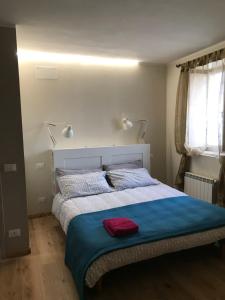 Un dormitorio con una cama con una manta azul. en DIMORA IL CAMMINO, en San Vito al Torre