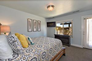 a bedroom with a bed and a television in it at Desert Cool in Ivins +27 photos