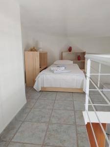 Postel nebo postele na pokoji v ubytování Alibertini Studios + 16 fotografií