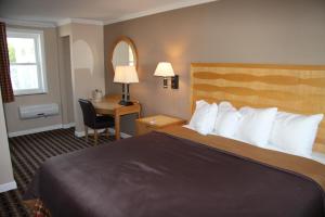 Pokój hotelowy z dużym łóżkiem i biurkiem w obiekcie Cape Cod Inn w mieście Hyannis