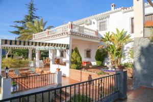 ein Haus mit Balkon und Terrasse in der Unterkunft Cortijo Navas in Cómpeta