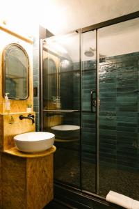 een badkamer met een glazen douche en een wastafel bij Eileen of Mystic in Mystic