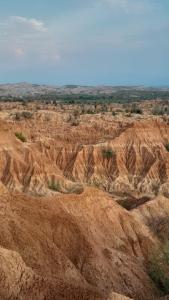 una vista aérea de un desierto con rocas marrones en LUNA del DESIERTO TATACOA en Villavieja