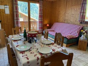 Posedenie v ubytovaní Appartement chaleureux proche centre Châtel, accès Multi Pass été 2024 à 3€/jour/personne! - FR-1-693-83
