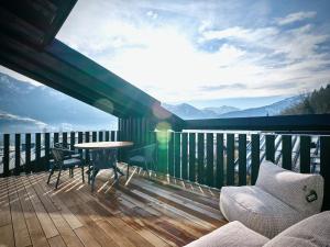 d'un balcon avec une table et des chaises et une vue sur les montagnes. dans l'établissement Haus am Lift, à Zell am See