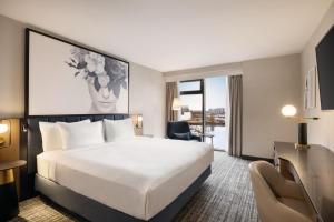 リッチモンドにあるRadisson Blu Vancouver Airport Hotel & Marinaの大きなベッドと大きな窓があるホテルの部屋 +53枚の写真