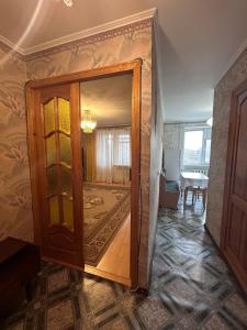 une porte ouverte menant à une chambre avec un salon dans l'établissement Недорога квартира на Харківській, 32, à Soumy
