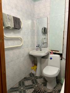 La salle de bains est pourvue de toilettes et d'un lavabo. dans l'établissement Недорога квартира на Харківській, 32, à Soumy