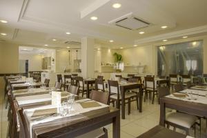 una sala da pranzo con tavoli e sedie in un ristorante di Hotel Ombretta Mare a Rimini