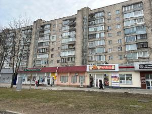 un grand immeuble situé à l'angle d'une rue dans l'établissement Недорога квартира на Харківській, 32, à Soumy