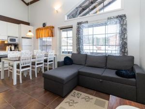 sala de estar con sofá y mesa en Holiday Home Loma tiki by Interhome en Tahkovuori