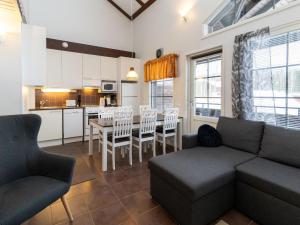 Η κουζίνα ή μικρή κουζίνα στο Holiday Home Loma tiki by Interhome +8 φωτογραφίες