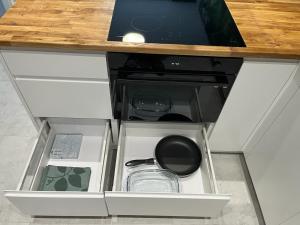 a drawer in a kitchen with a counter top at Apartament Zacisze 14 in Piaseczno